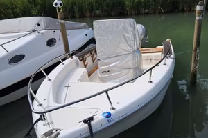 barca con posto e motore