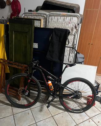 Mountain bike in carbonio