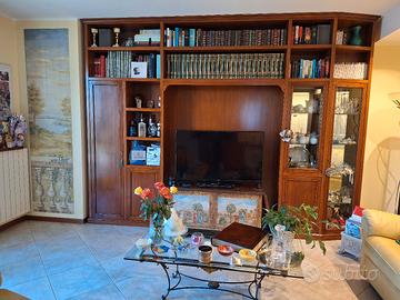 Boiserie sala in massello ciliego, con tavolino