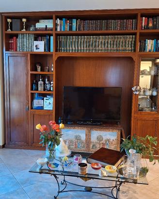 Boiserie sala in massello ciliego, con tavolino