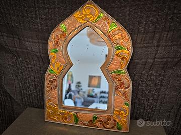 Specchio in lamiera sbalzata e dipinta. Design