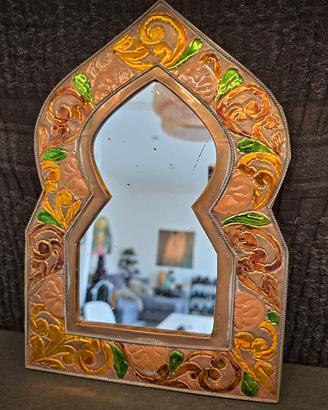 Specchio in lamiera sbalzata e dipinta. Design