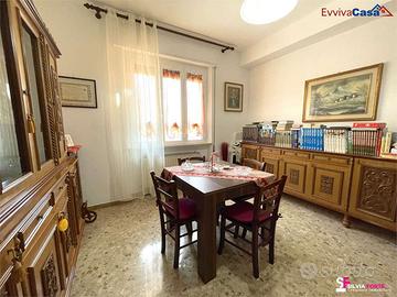 Appartamento con Box, Corte, Cantina e Locale depo