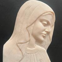 Volto di Madonna in marmo