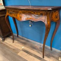 consolle in legno decorata