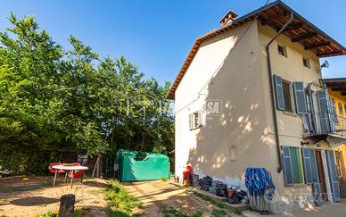 TRILOCALE SEMINDIPENDENTE con MANSARDA e CORTILE P