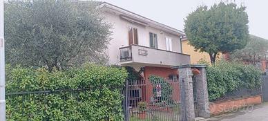 Villa di 150 m² con 5 locali e box auto a Bareggio