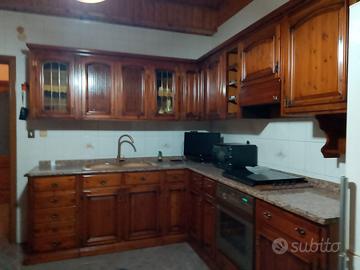 Cucina in legno massiccio