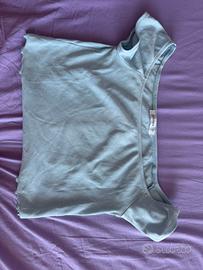 1 T-shirt azzurra e 1 grigio scuro con righe