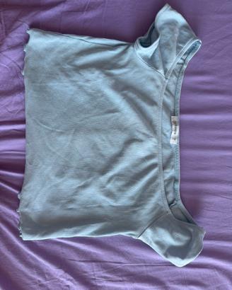 1 T-shirt azzurra e 1 grigio scuro con righe