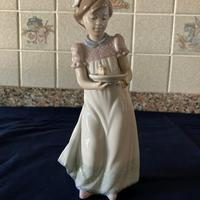 Statuina in porcellana Lladró bambina con torta