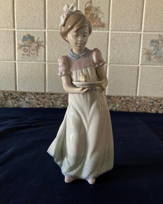 Statuina in porcellana Lladró bambina con torta
