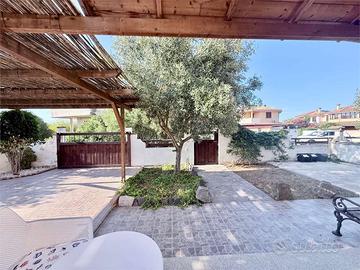 ESCLUSIVA BIFAMILIARE CON CORTILE E GARAGE