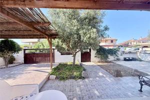 ESCLUSIVA BIFAMILIARE CON CORTILE E GARAGE