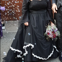 Abito da sposa nero con dettagli bianchi