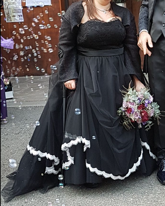 Abito da sposa nero con dettagli bianchi