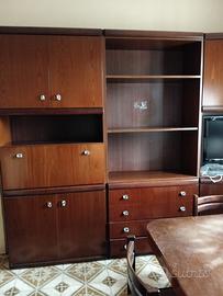 Salotto con tavolo e sedie