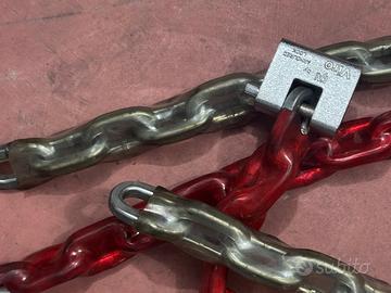 Catena antifurto moto e lucchetto.