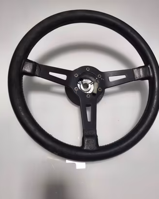 4 volanti d epoca sportivi Lancia Momo Personal