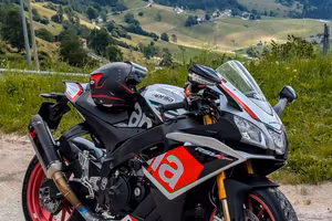 Aprilia RSV4 RF 2016