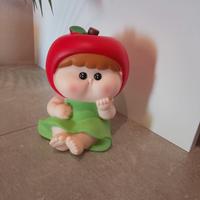 Salvadanaio bambina con mela kawaii