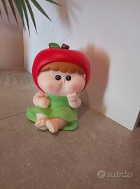 Salvadanaio bambina con mela kawaii