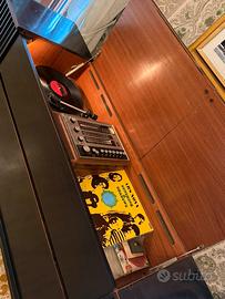 Mobile in legno, radio e giradischi, Grundig.