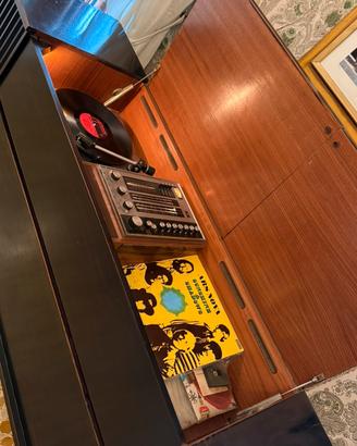 Mobile in legno, radio e giradischi, Grundig.
