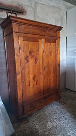 Armadio guardaroba in legno antico
