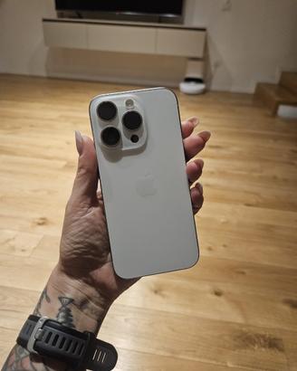 iPhone 15 pro bianco