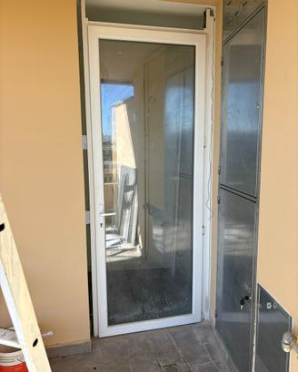 PORTA A VETRI PER ESTERNO PRATICAMENTE NUOVA