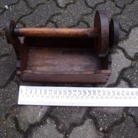 Contenitore in legno massello per filare la lana