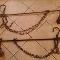 Due antiche bilance in ferro ad asta