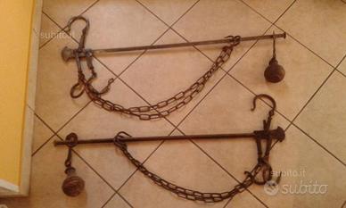 Due antiche bilance in ferro ad asta