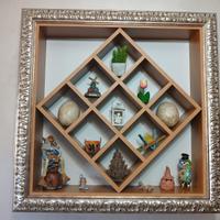 Cornice decorativa con bacheca interna