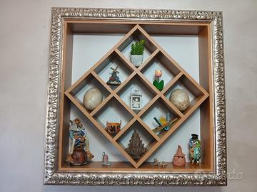 Cornice decorativa con bacheca interna