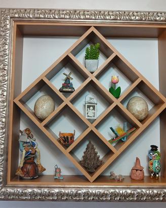 Cornice decorativa con bacheca interna