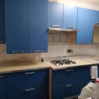 cucina con piano cottura e forno