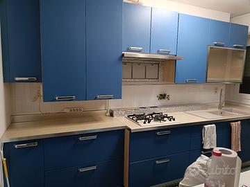 cucina con piano cottura e forno