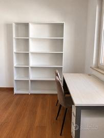 Scrivania  e libreria