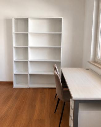Scrivania  e libreria