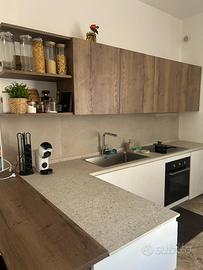 Cucina angolare con elettrodomestici