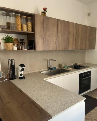 Cucina angolare con elettrodomestici