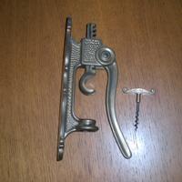 vecchio cavatappi a muro in ottone