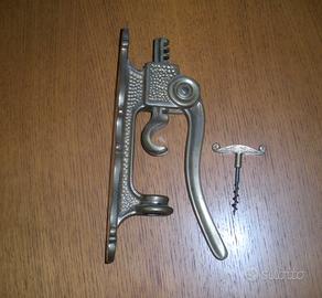 vecchio cavatappi a muro in ottone