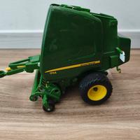 Modellino in scala di una rotopressa John Deere. 