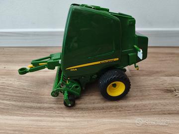 Modellino in scala di una rotopressa John Deere. 
