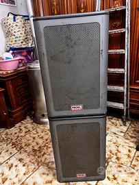 coppia di casse amplificate con piedistalli