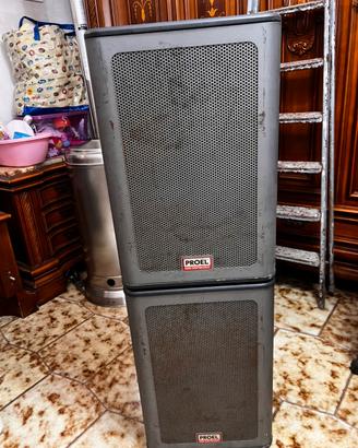 coppia di casse amplificate con piedistalli