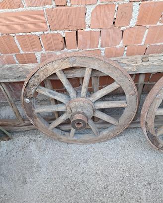 Ruote un legno e scala